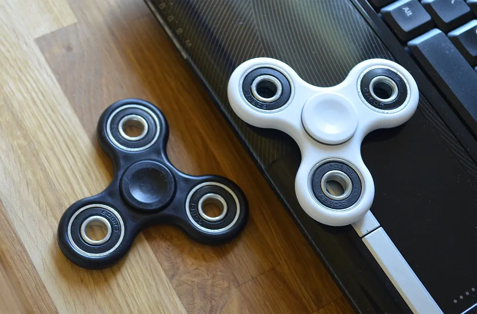 fidget spinner 2 mediamodifier pixabay