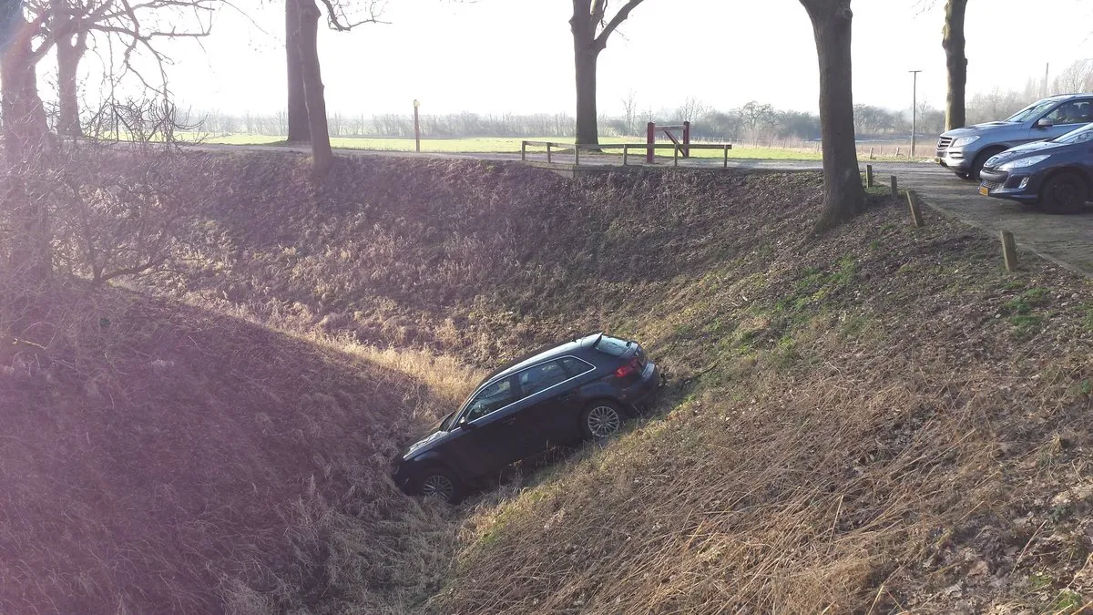 gracht auto kasteel doorwerth