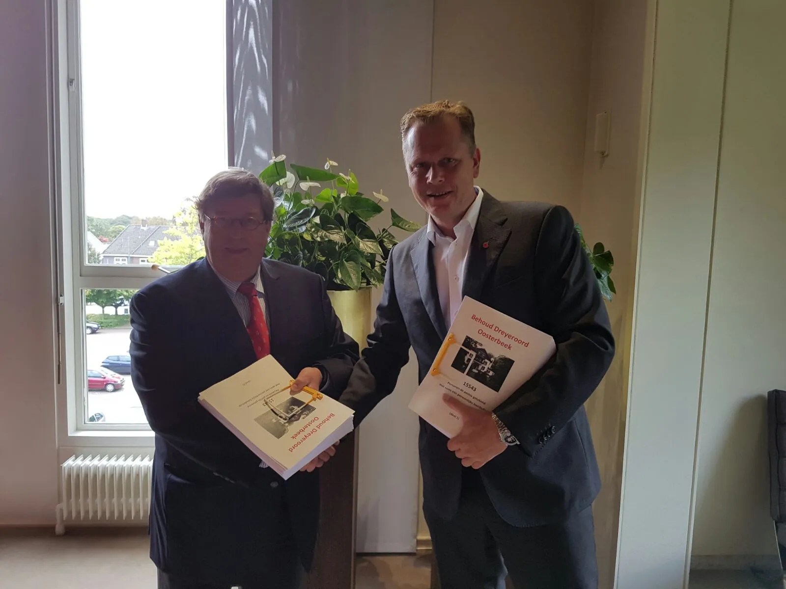 overhandiging handtekeningen 2