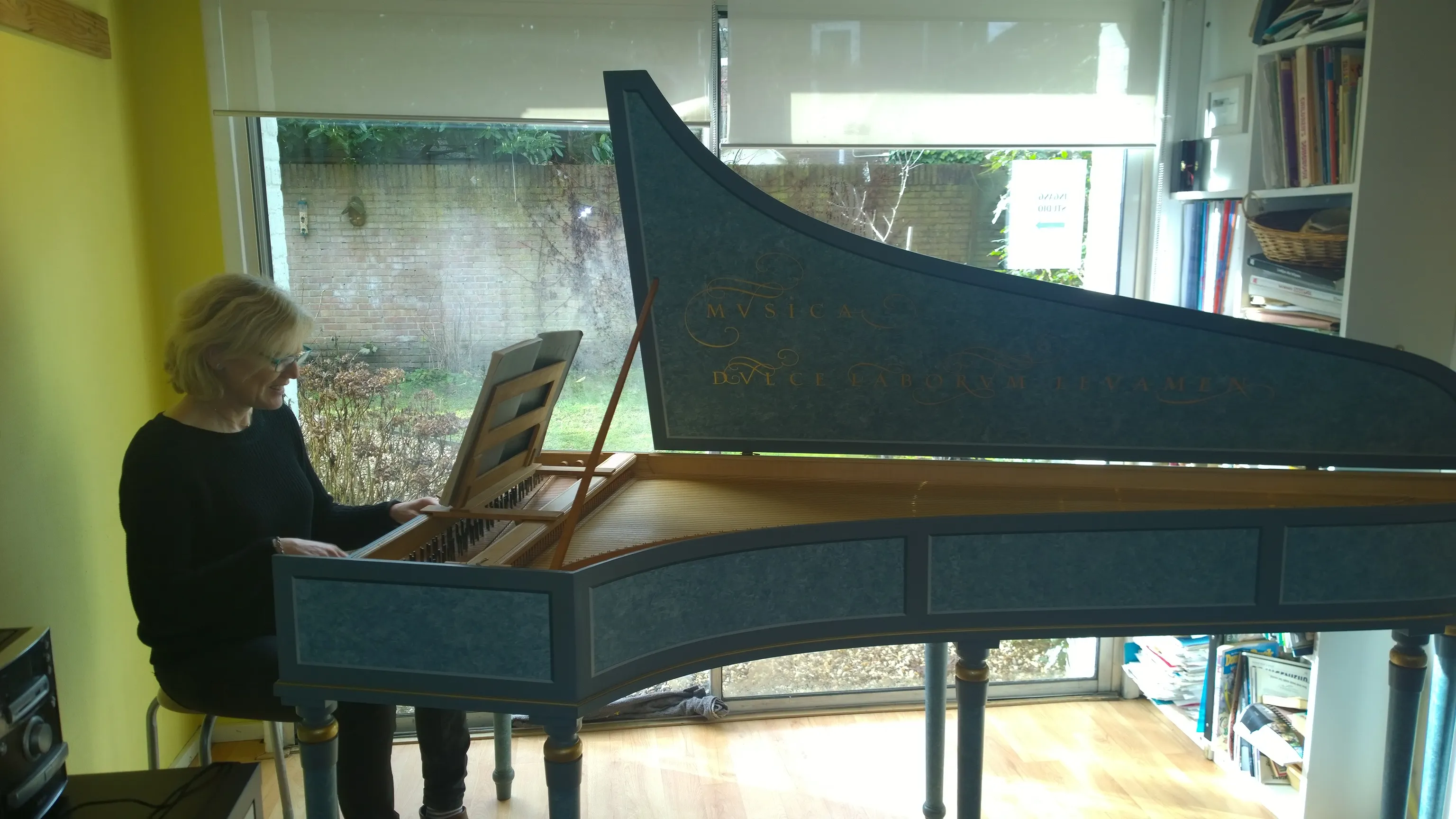 veltkamp bespeelt het aangeschafte klavecimbel