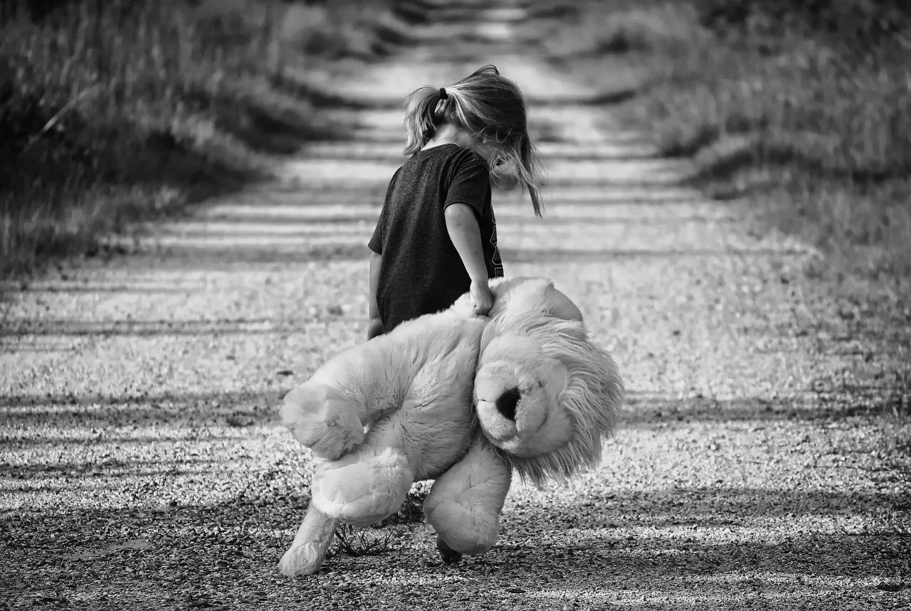 meisje met beer lisa runnels pixabay