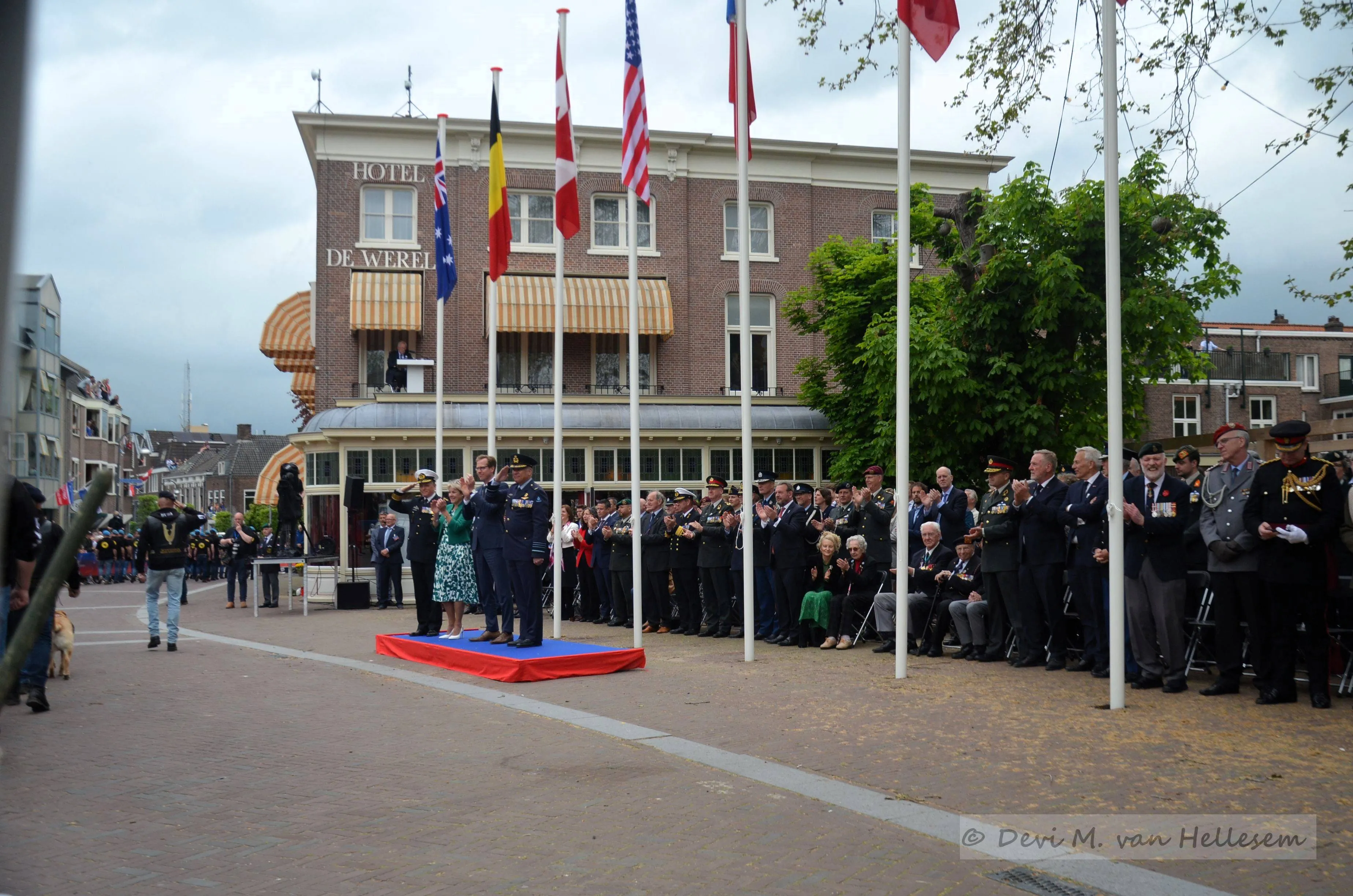 05 05 23 bevrijdingsdefile wageningen dm van hellesem 39