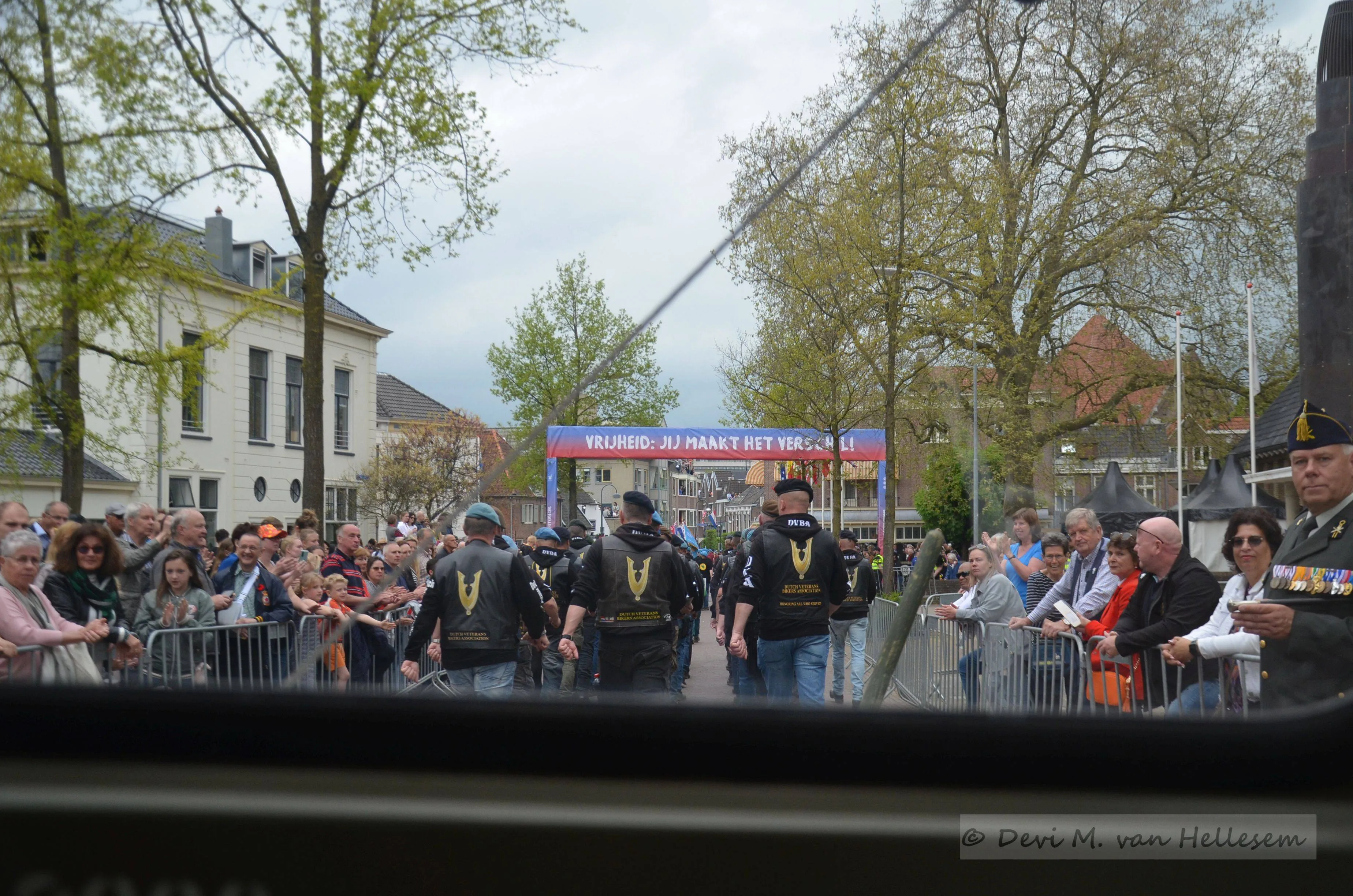 05 05 23 bevrijdingsdefile wageningen dm van hellesem 31