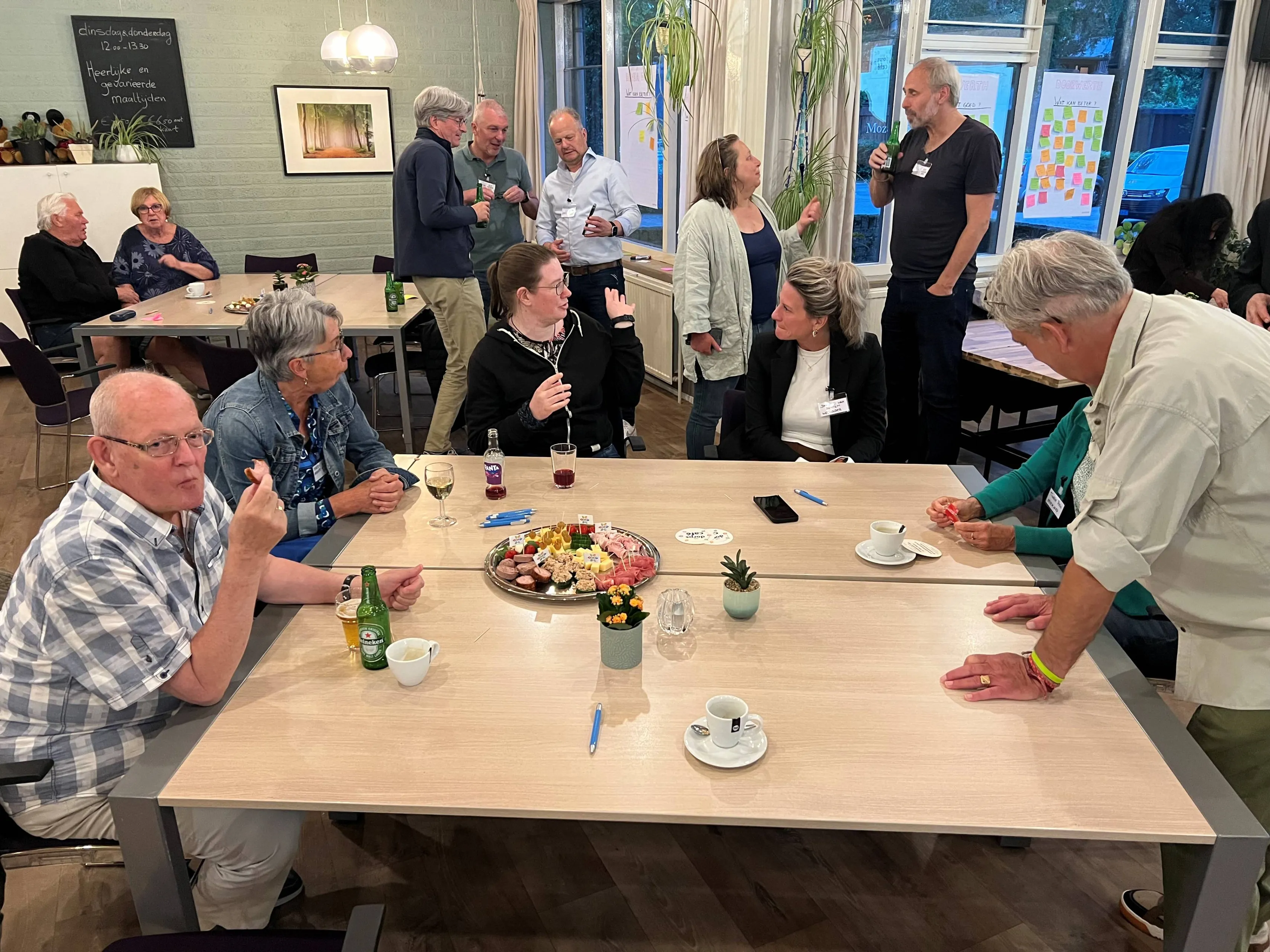 foto 2 in overleg met bewoners dorspcafe doorwerth heveadorp 16 mei 2025