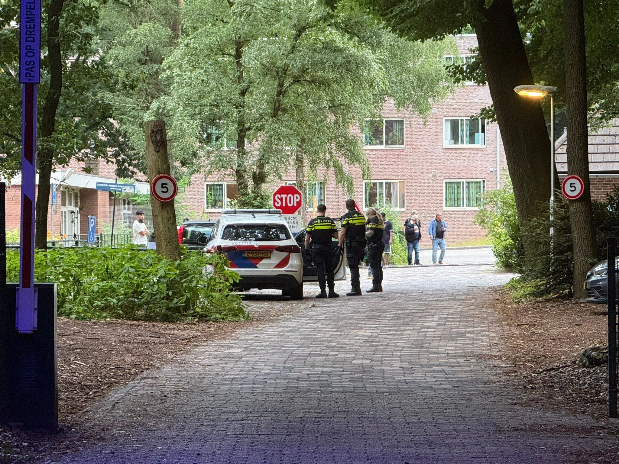 Door het lint bij AZC