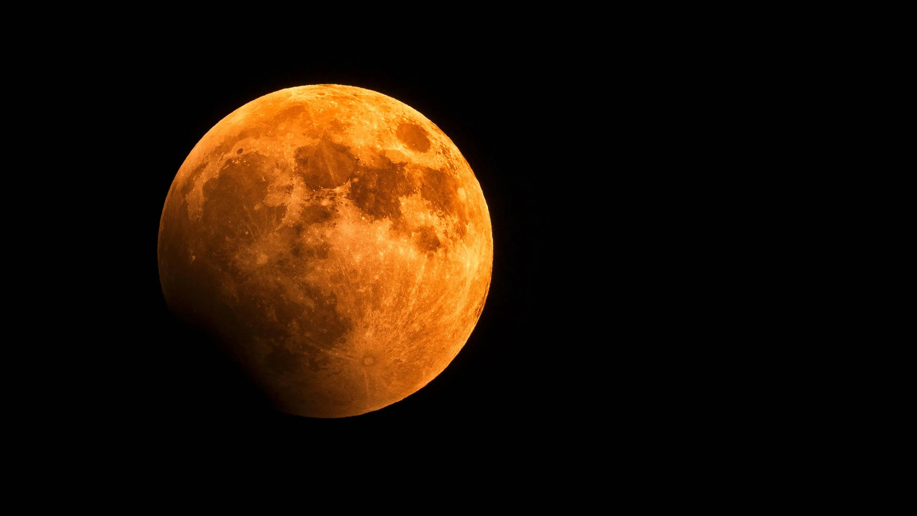 Bloedmaan pexels-george-desipris-1276314