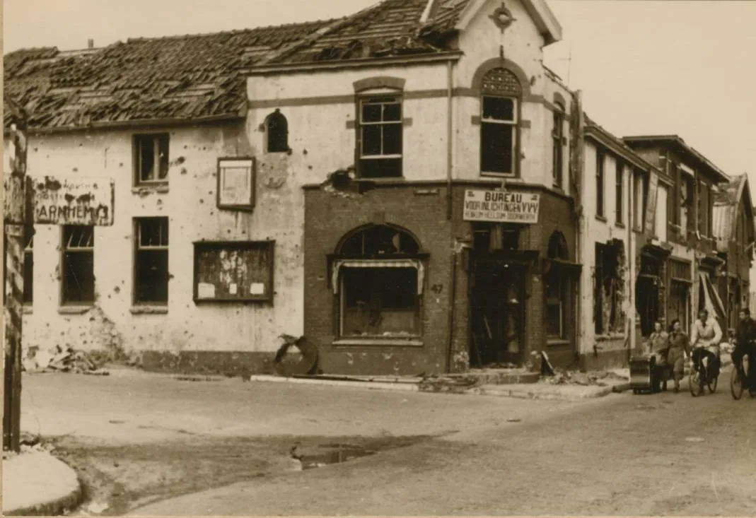 GA 1523_367-0044 Dorpstraat Kerkstraat Renkum pioniers terugkeerders 1945