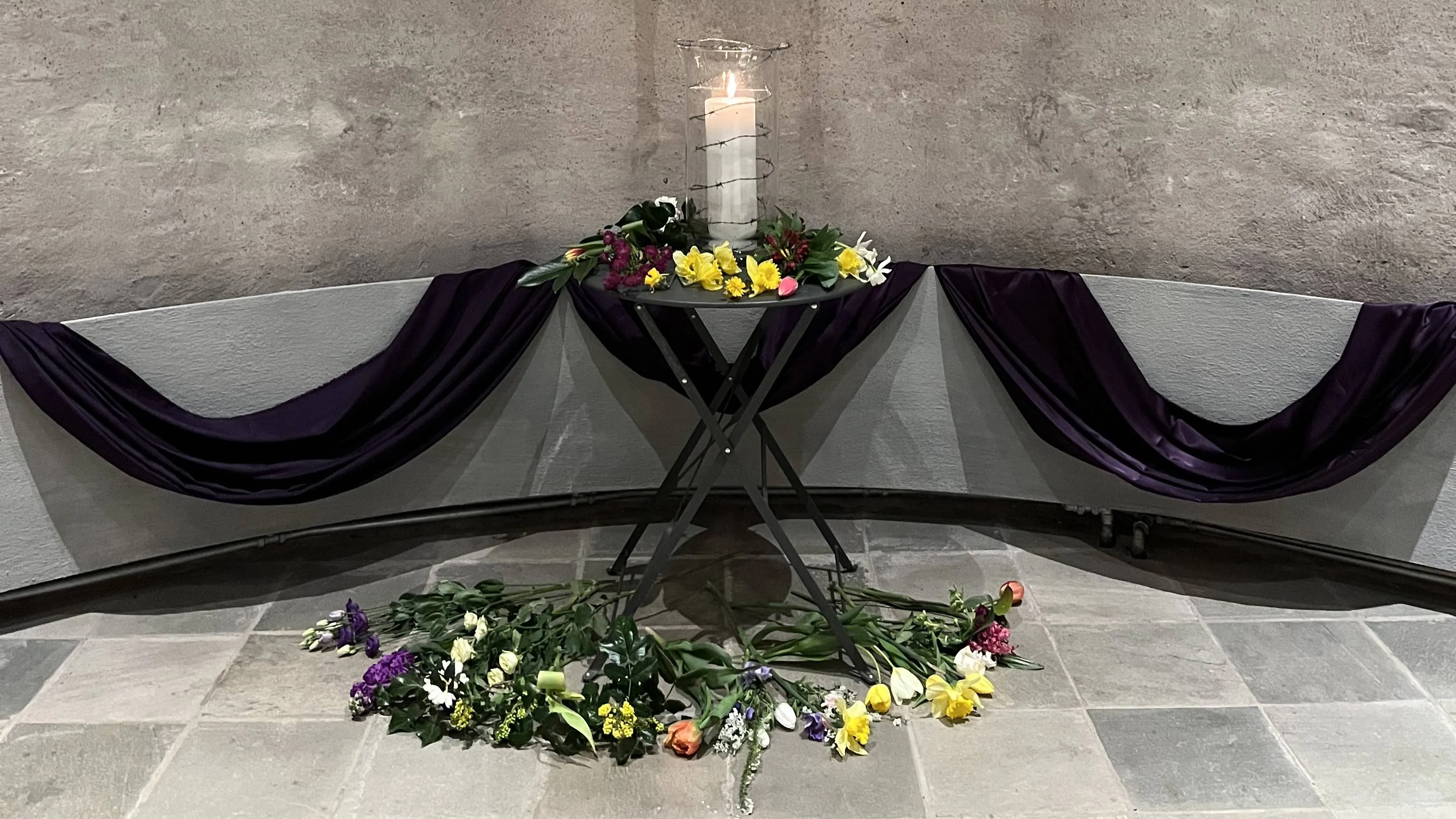 Witte Donderdag bloemen rond de kaars in de Oude kerk
