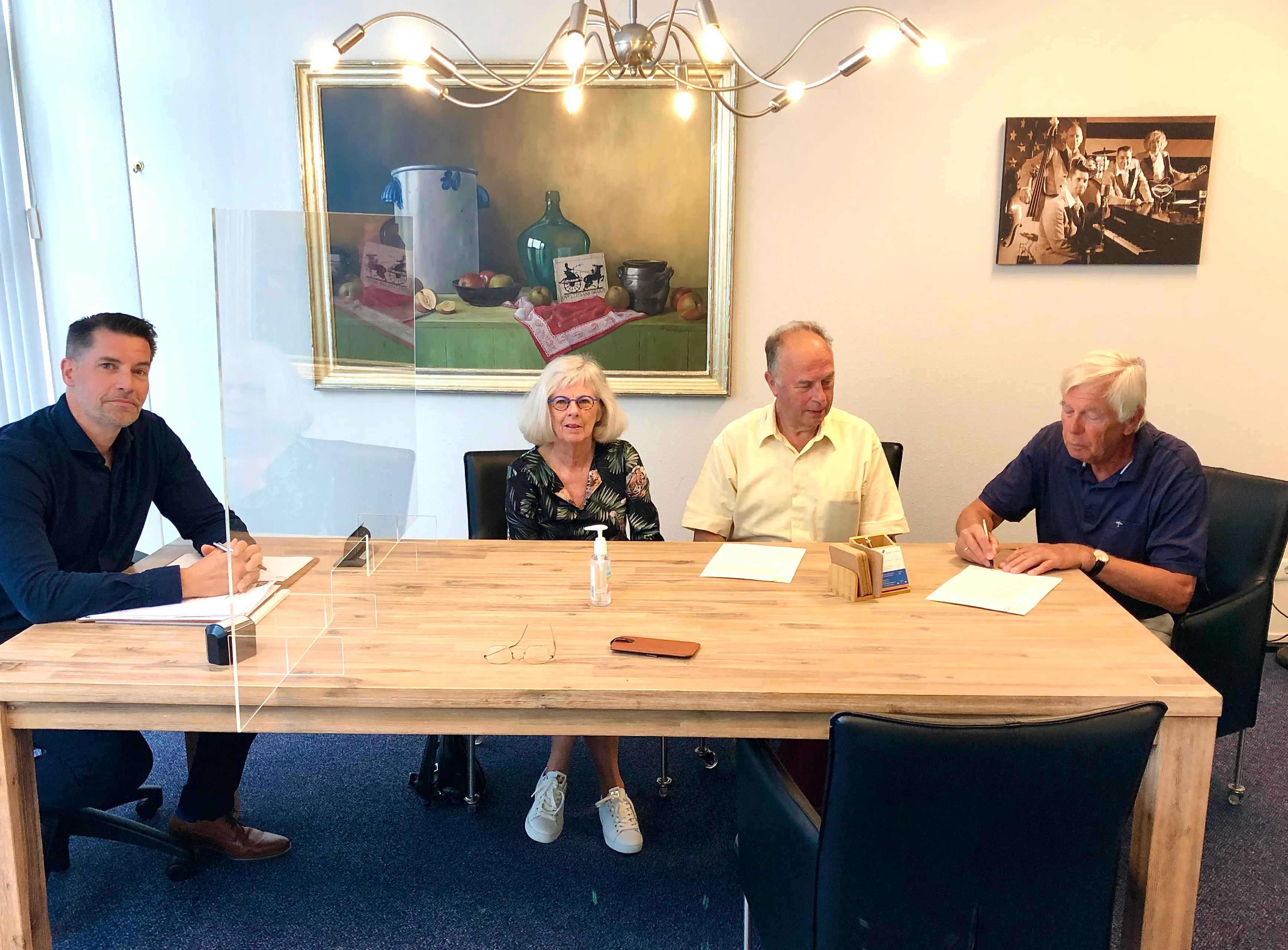 200803 foto tekenen 1 met notaris