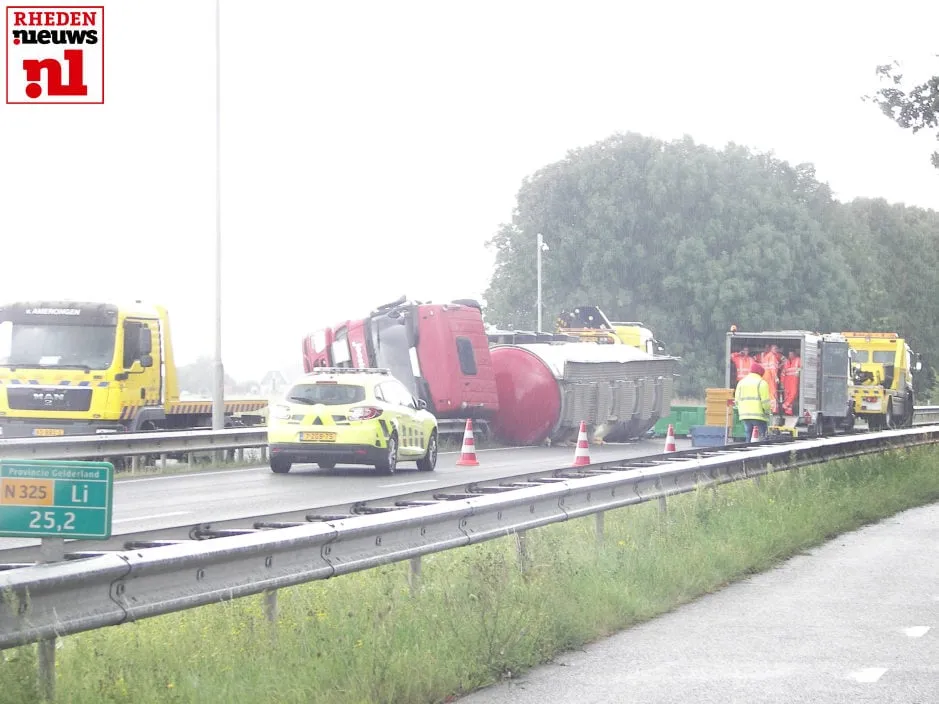 2015 08 25 gekantelde tankwagen op de pleijroute 001