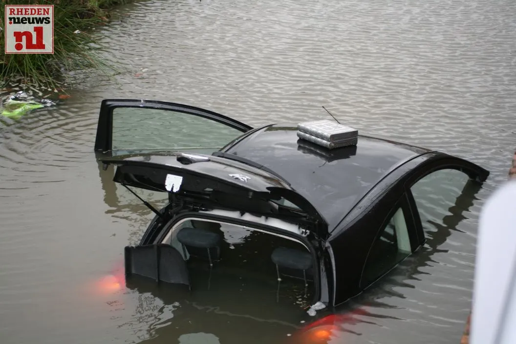 20160302 ongeval ijssellaan auto te water 002