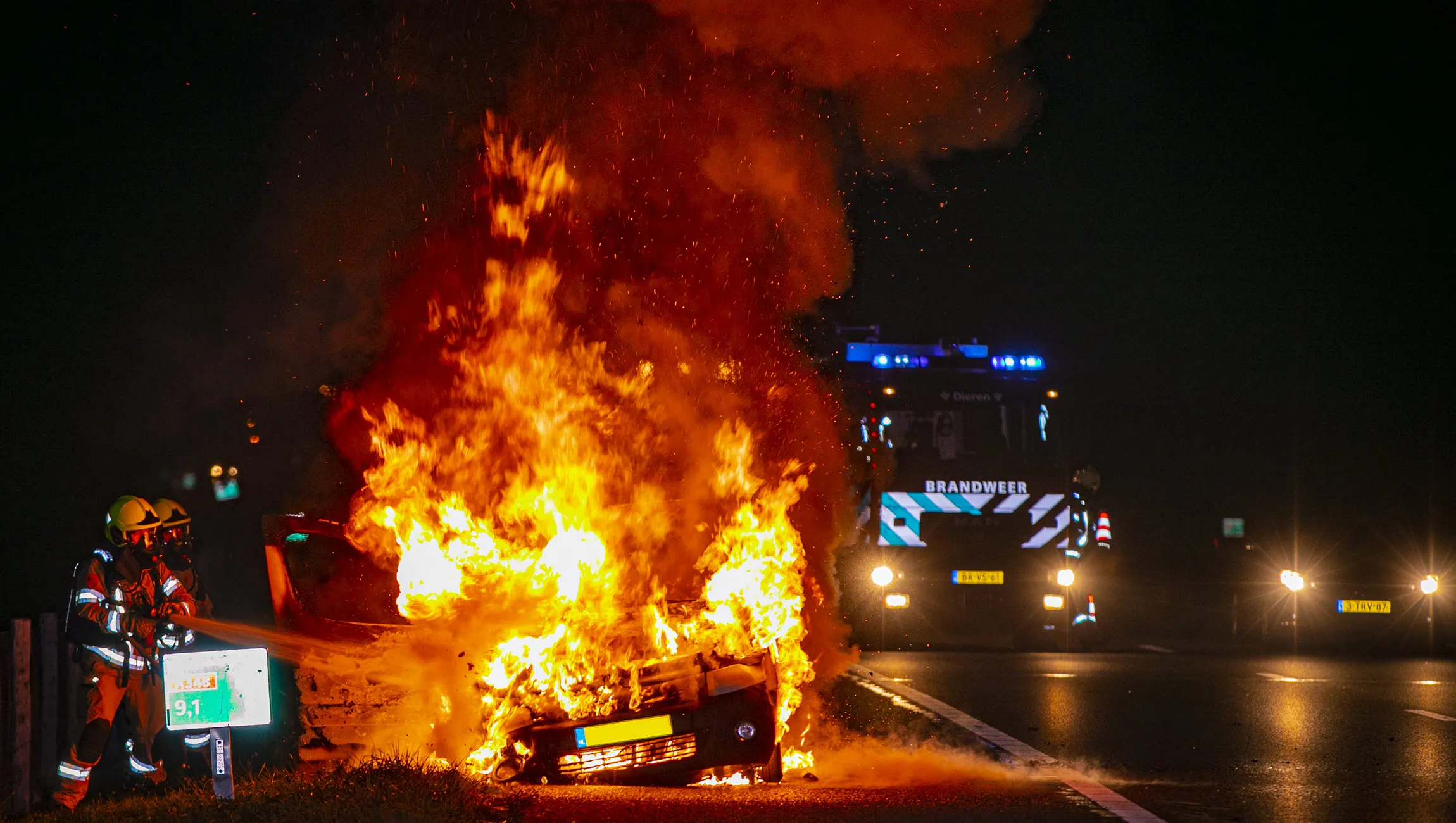 2020 10 23 bestelauto brandt volledig uit op a348 roland heitink persbureau heitink 2