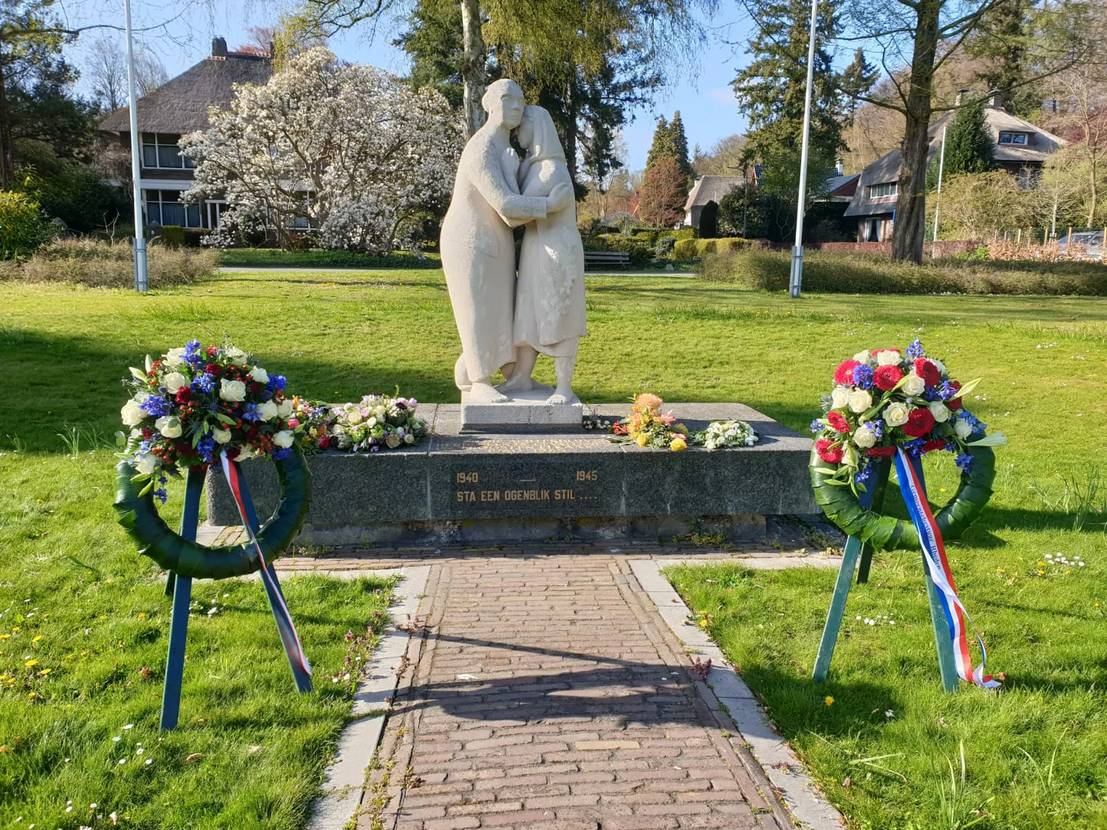 2021 kransen bij monument