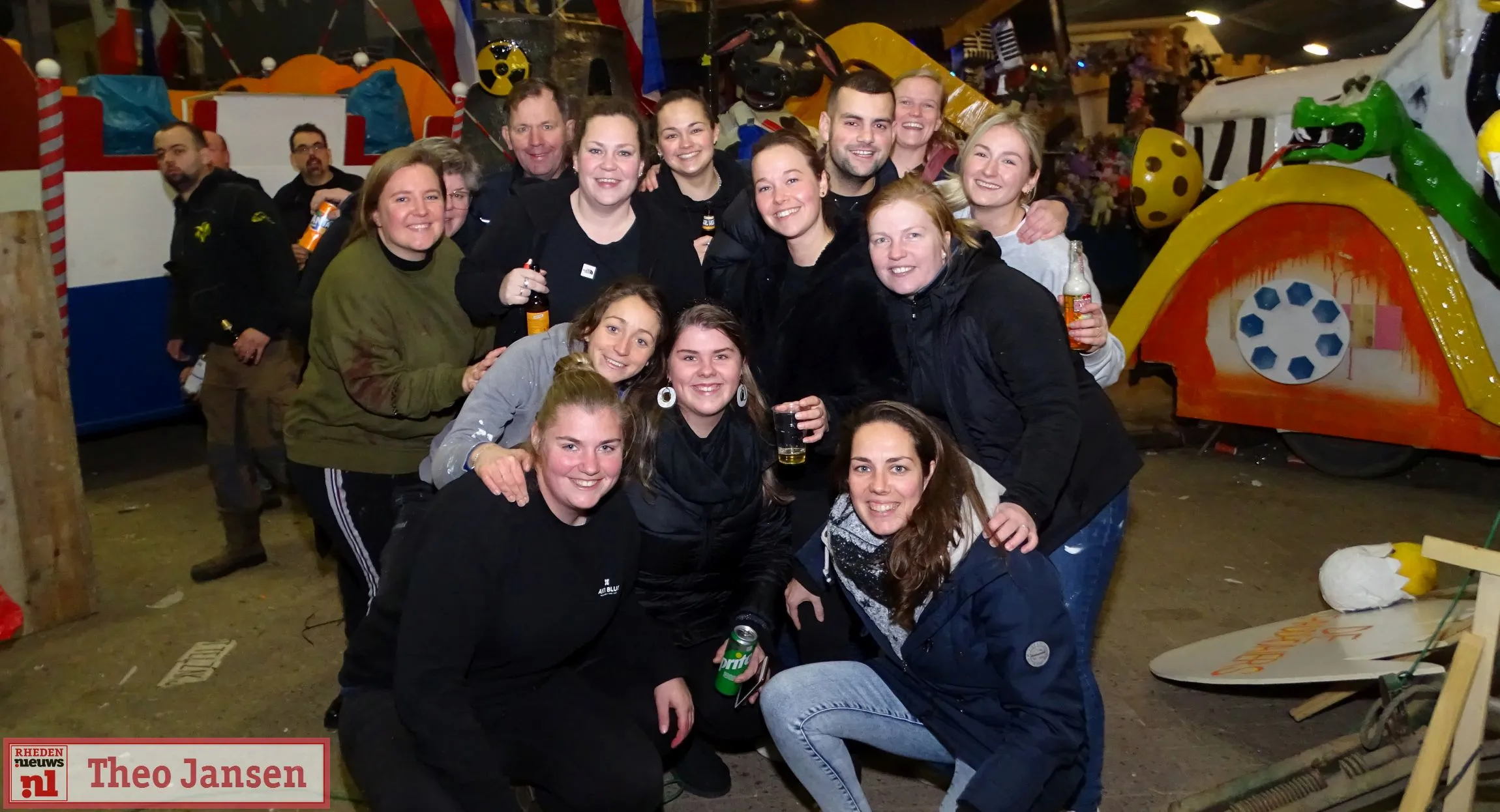 2023 02 04 carnavalswagens kijken voordat de optocht begint op de kiekdag 1