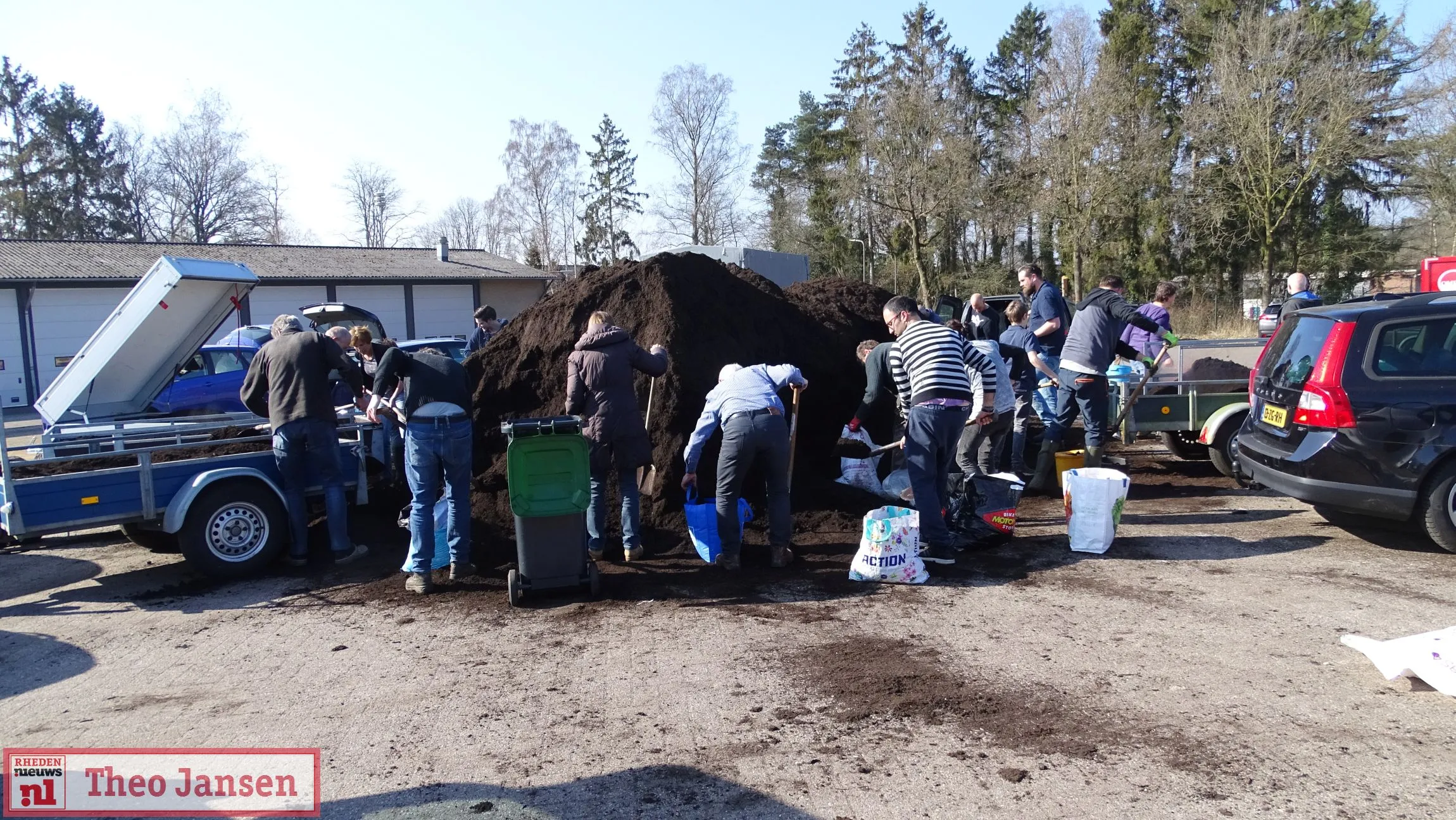 26 03 2022 het was weer dringen bij gemeentewerf te velp en dieren voor gratis compost 3