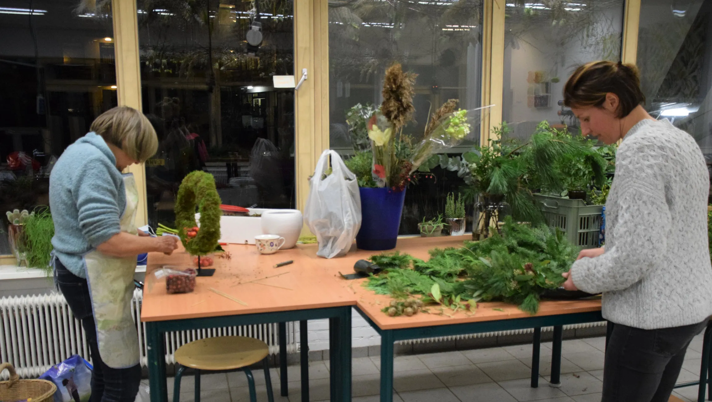 avondvakopleiding bezig met module bloemstylist marjanne eikelboom buitenhuis