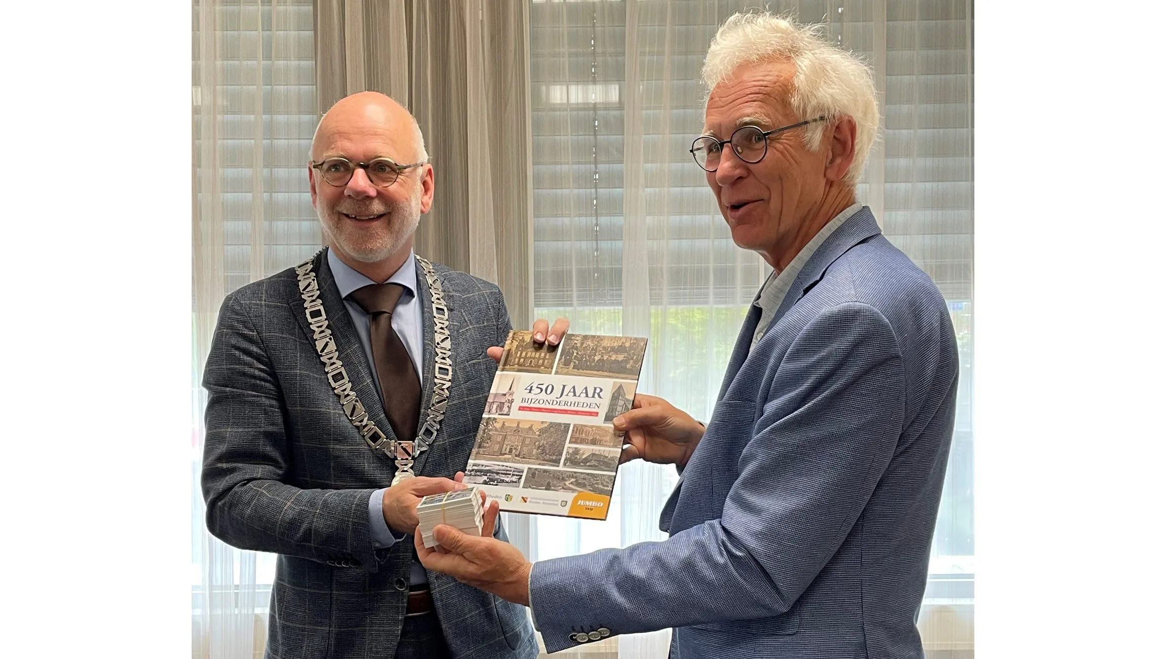 burgemeester carol van eert en harry klein koerkamp voorzitter okrr