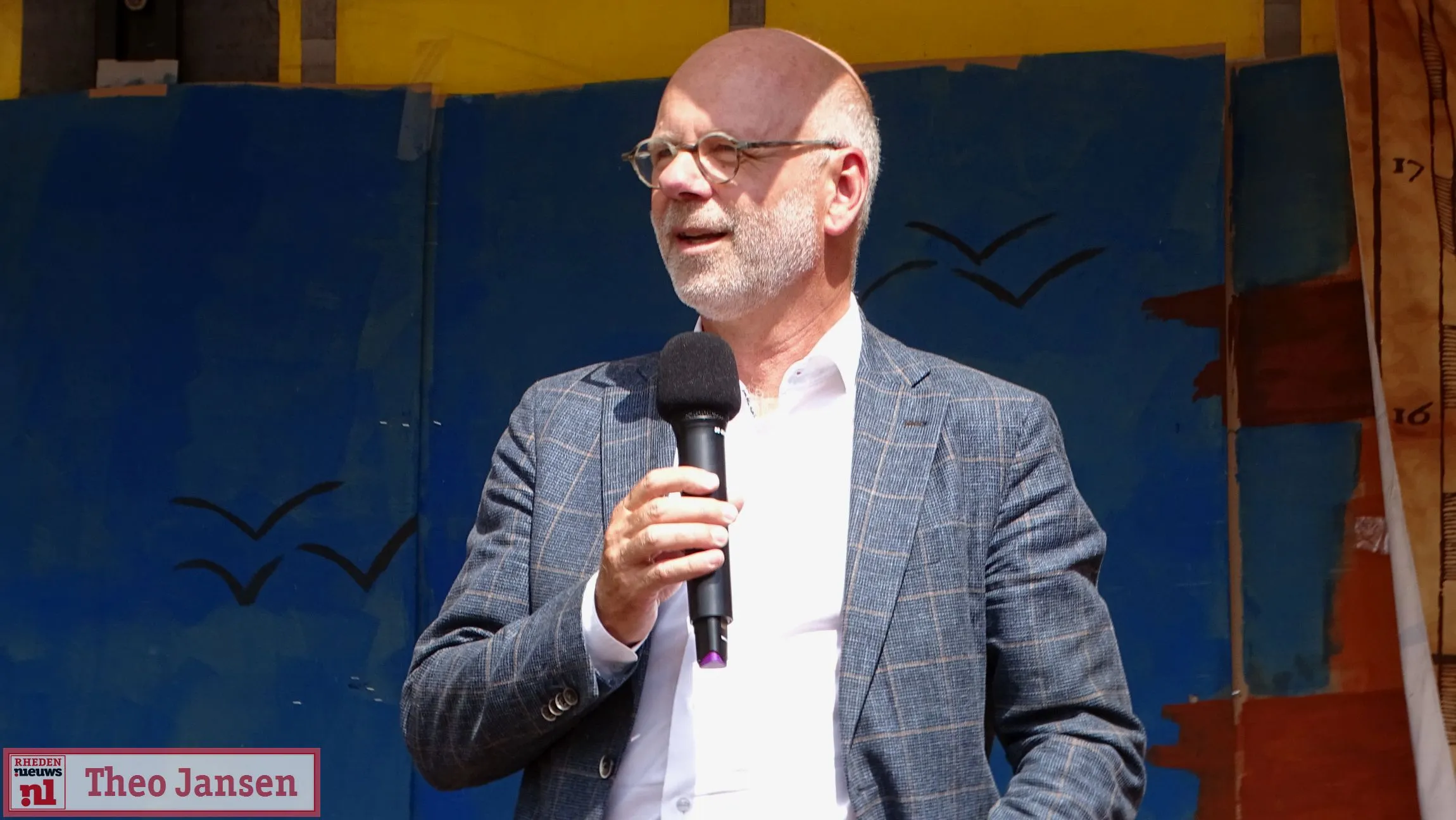 burgemeester carol van eert trakteert huttenbouwers bouwburg op ijs 31 08 2022 12