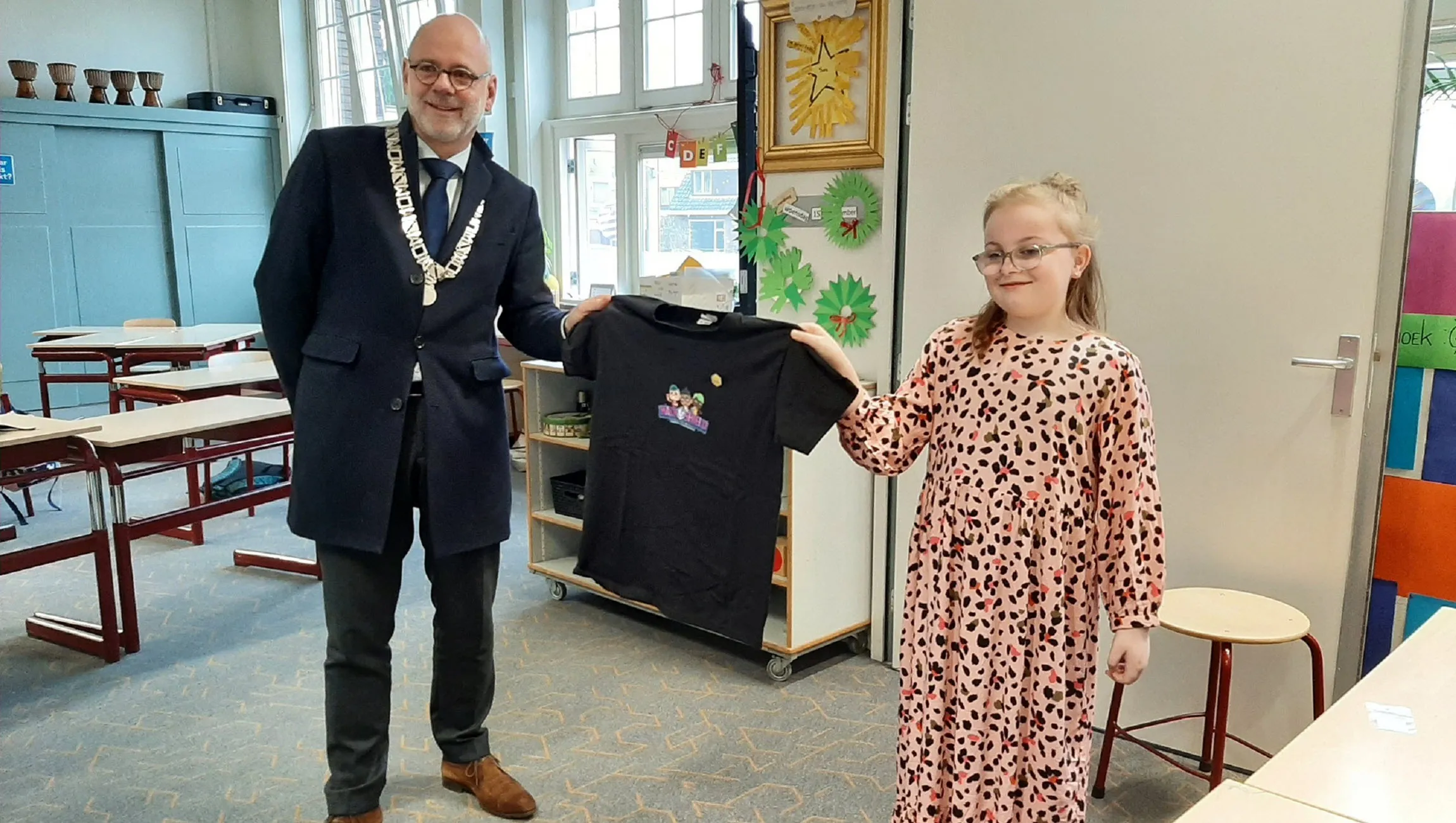 burgemeester van eert huldigt cyber agent do gemeente rheden