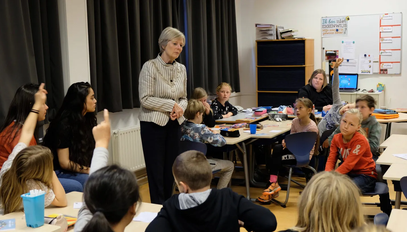 burgemeester van wingerden in gesprek met de leerlingen van basisschool de lappendeken over duurzaamheid