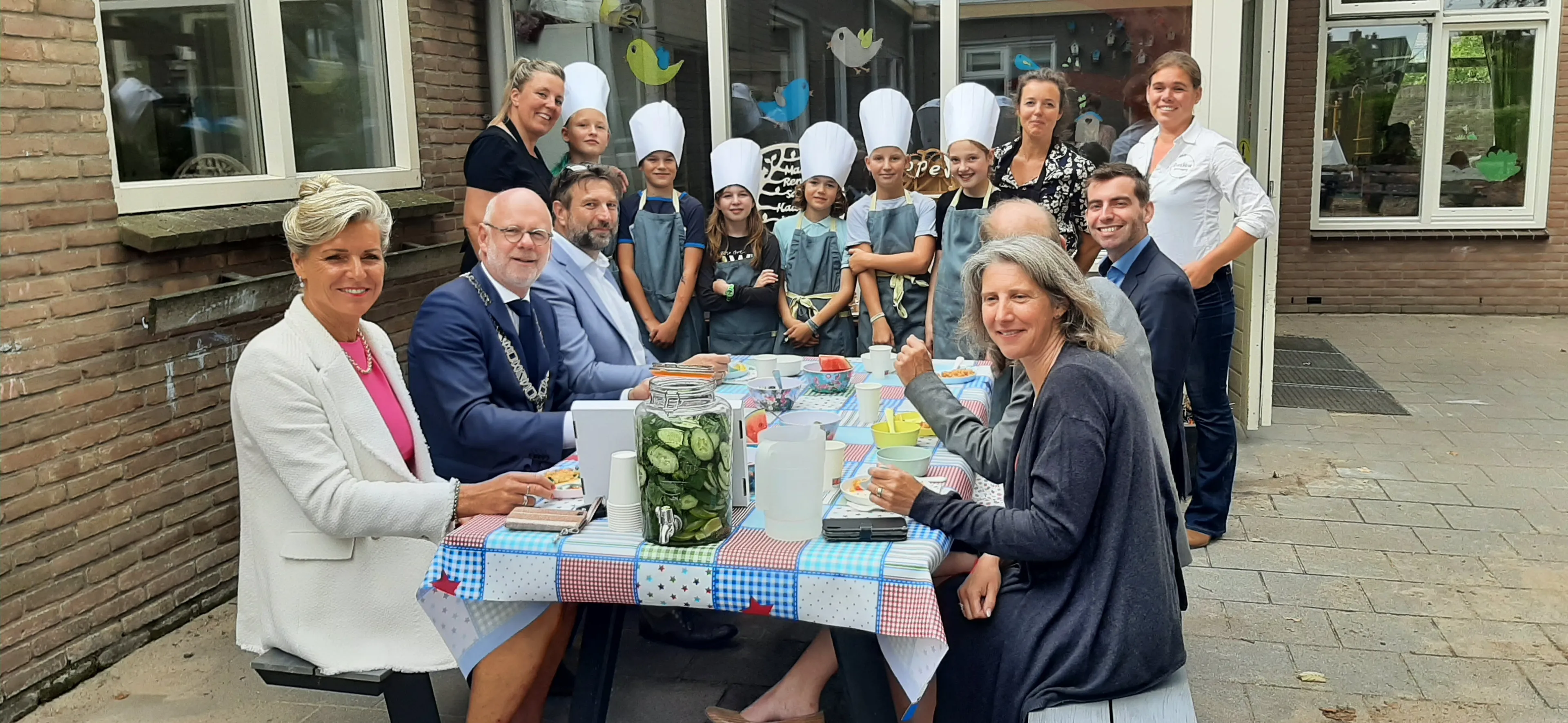 college gemeente rheden geniet van paella op de holtbanckschool gemeente rheden