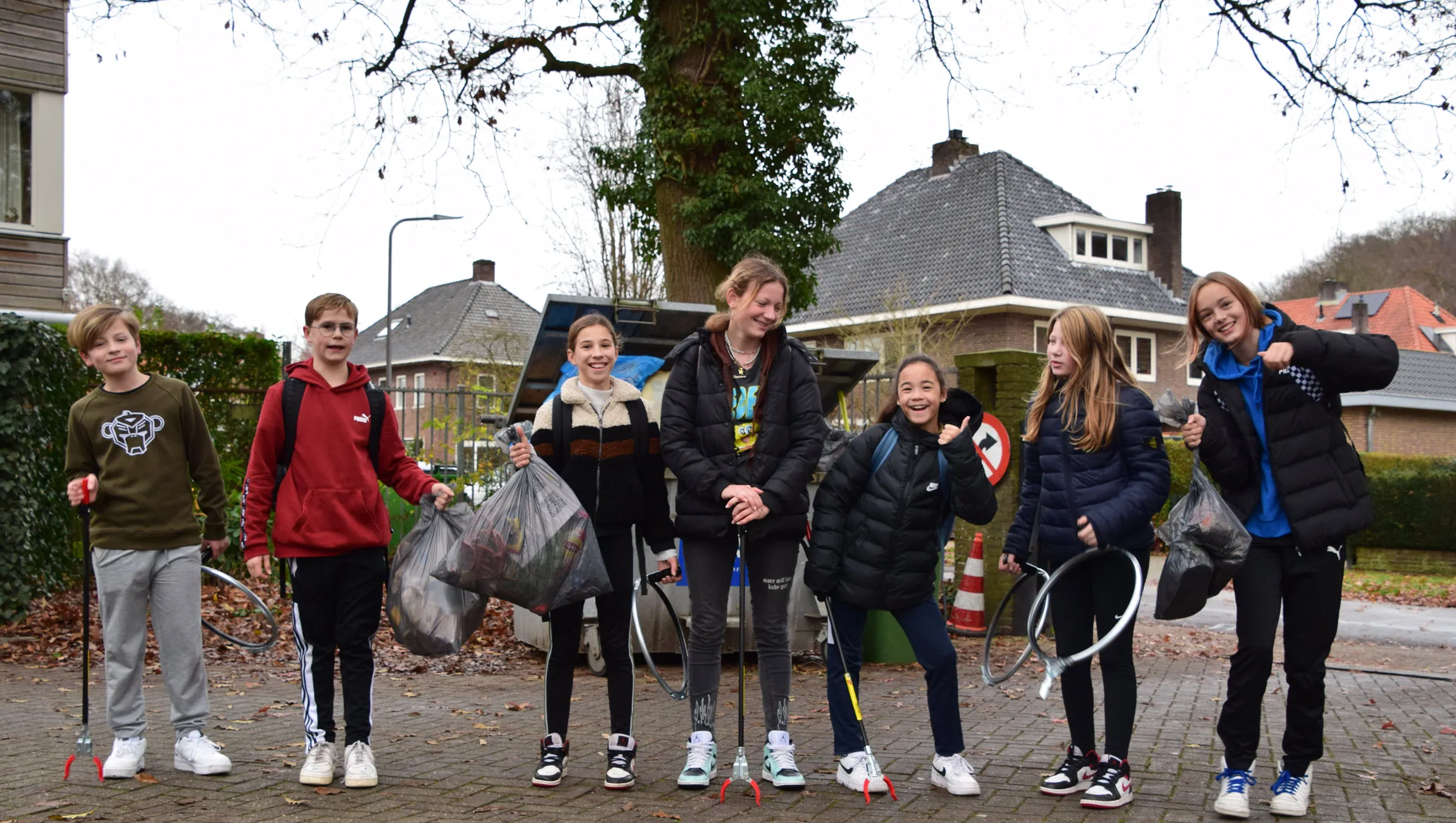 deel opbrengst zwerfafval klas 1b aeres vmbo velp adopteert eigen wijk om zwerfafval op te ruimen marjanne eikelboom
