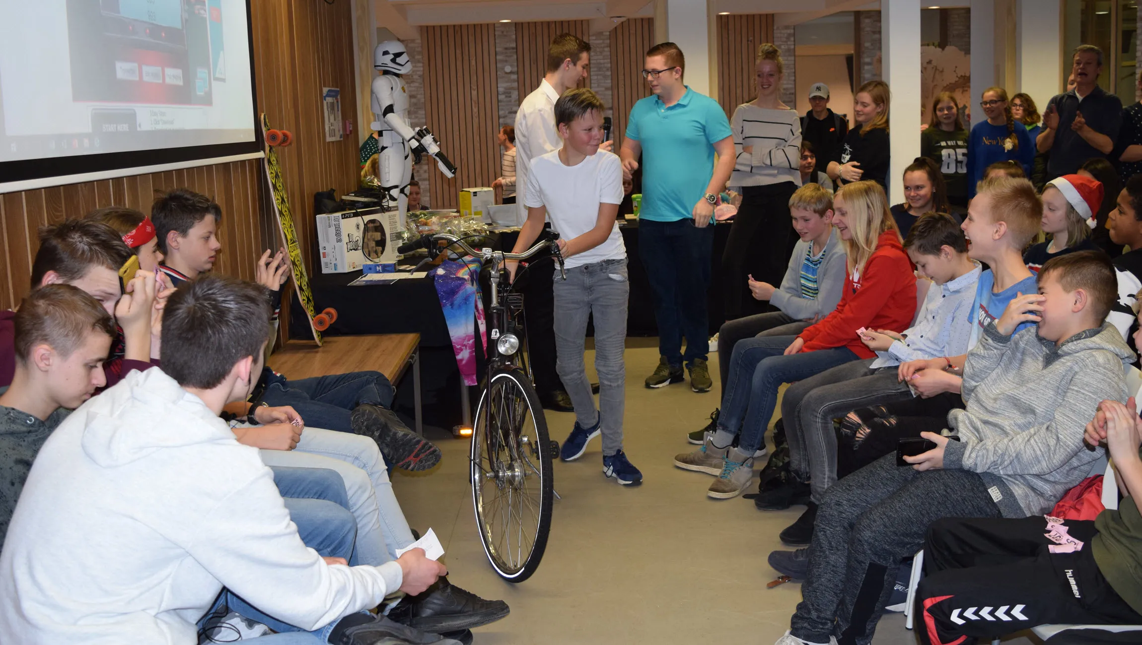een leerling wint een fiets bij de kerstloterij voor stichting dierentehuis arnhem 2018 marjanne eikelboom