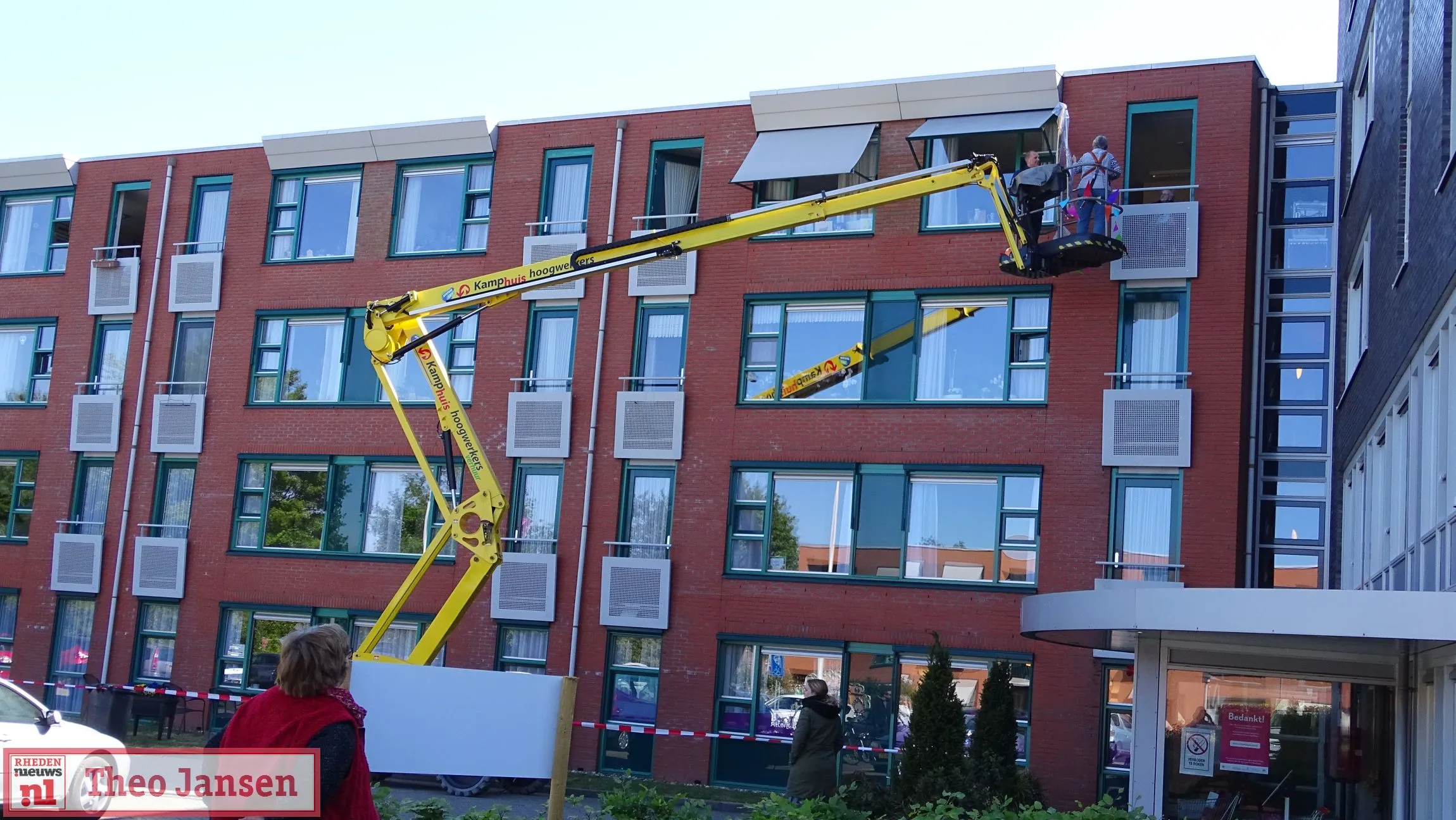 familiecontact via hoogwerker bij rhederhof 15 05 2020 0