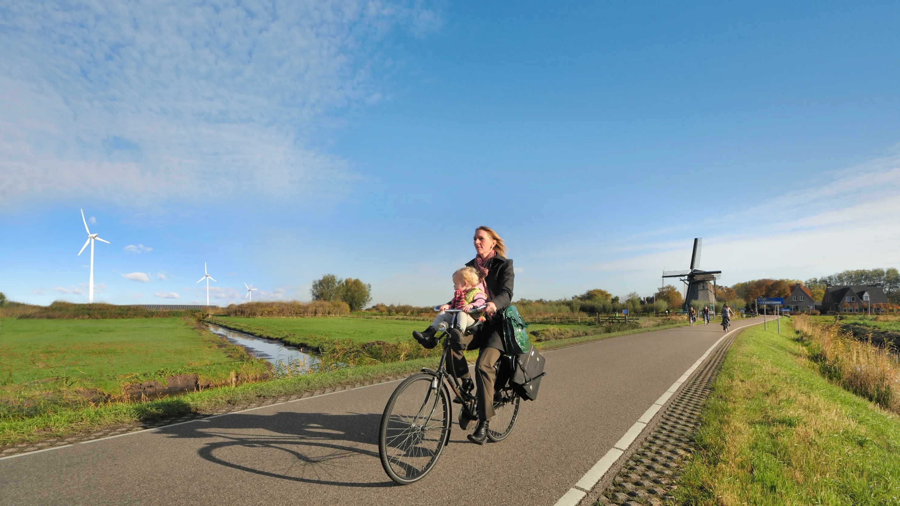 fietsen tussen oude en nieuwe windmolens public domain bram vreugdenhil