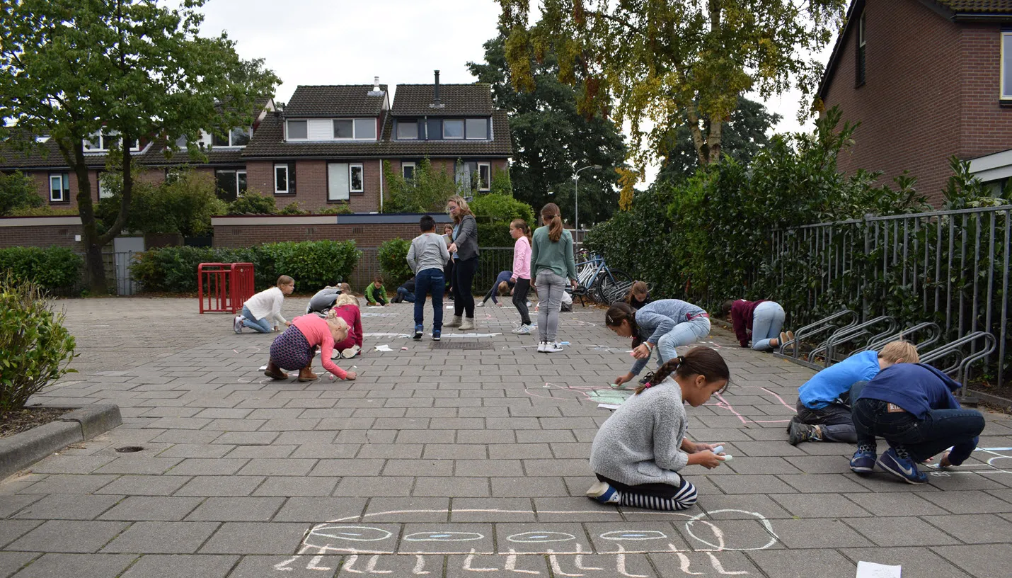 foto stoepkrijtwedstrijd boomgaard