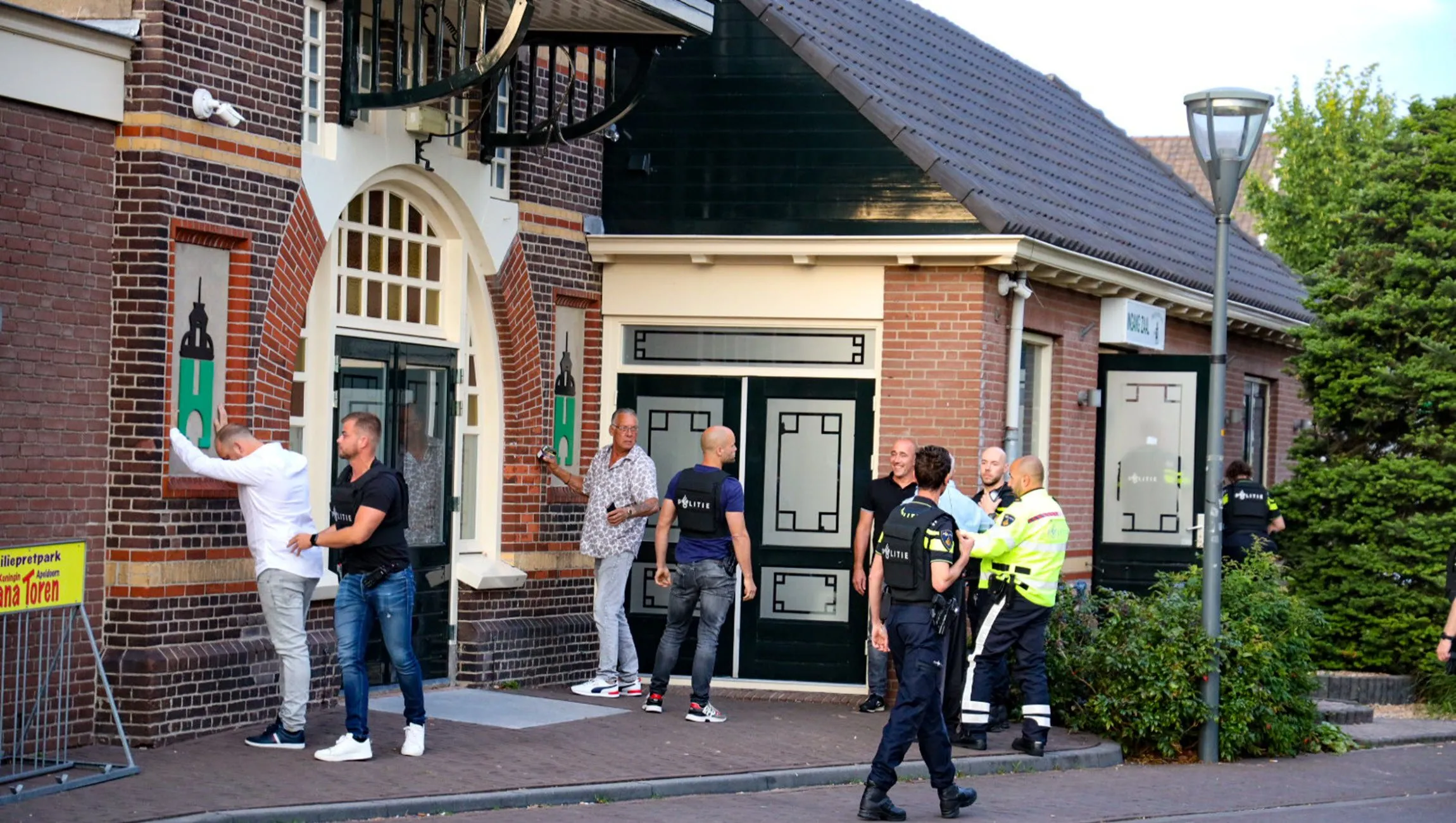 gasten bruiloftsfeest allemaal gefouilleerd bij partycentrum ons huis rheden 2022 07 08 persbureau heitink 0