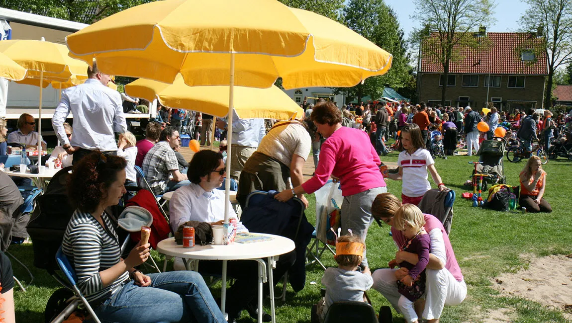 gezellig terras bij kinderspelen op koningsdag stichting velp voor oranje