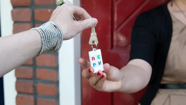 gf1ny8iu0w3pjtmvwrt8ykdad copyright ncrv rob timmerman achter de voordeur