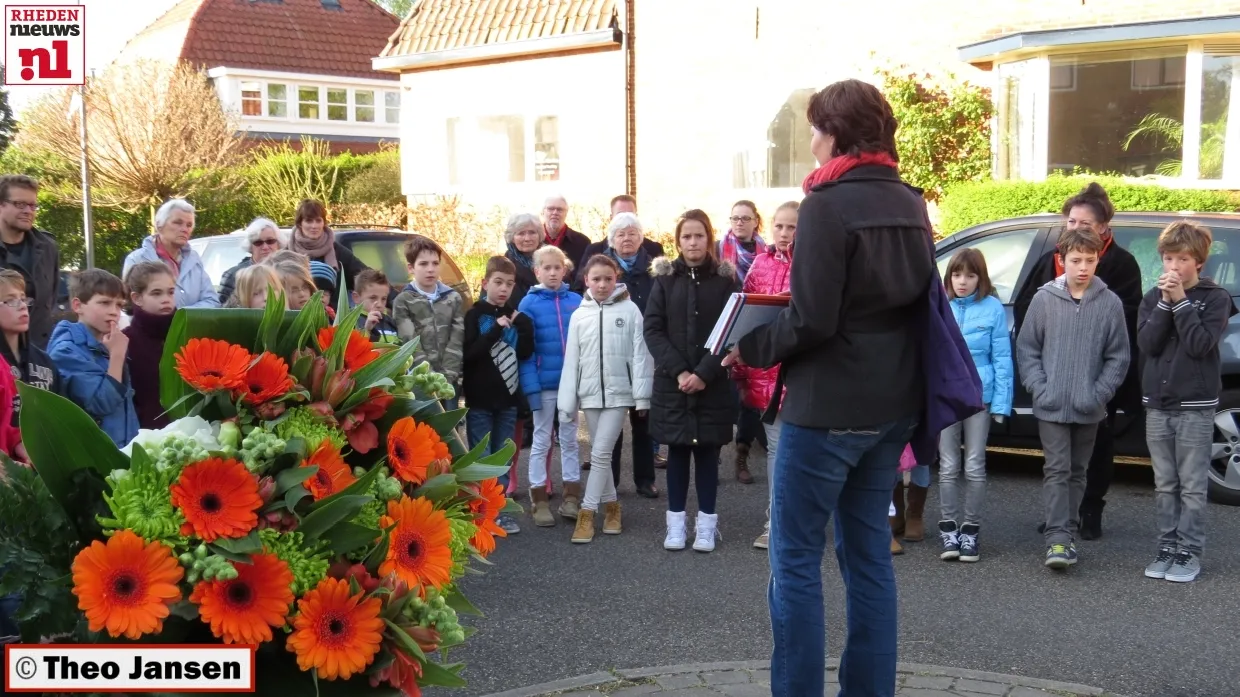gv92hz18buujxhviplpoh6cyy 2014 04 16 egmondstraat herdenking monument 010