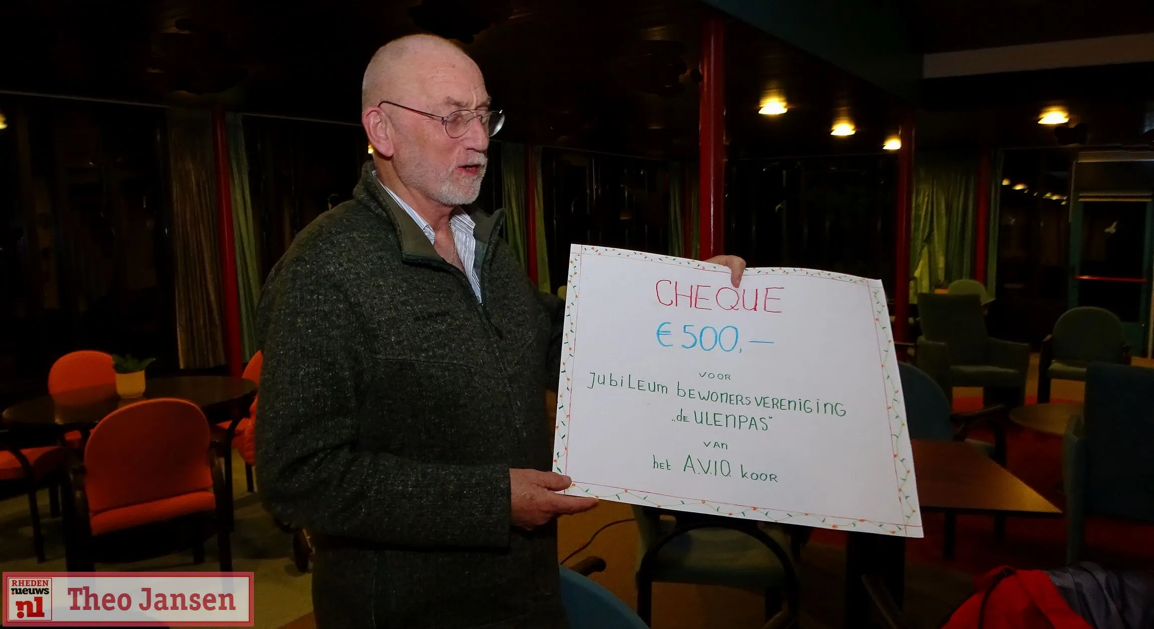 het avio koor schenkt 500 euro aan de ulenpas voor jubileumfeest 07 12 2022 1