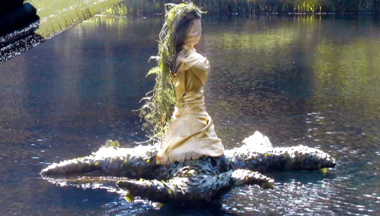 iphf0r3q2sc3u5q9hiemi8hg0 groenhorst drijvend meisje