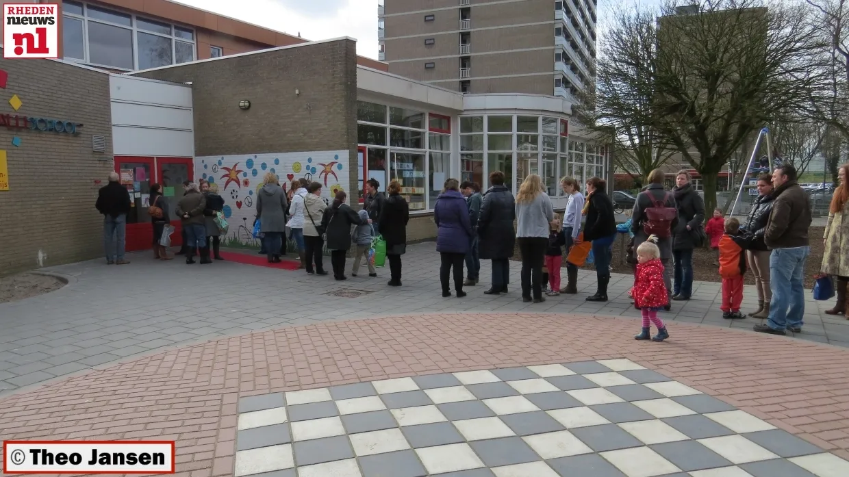 lgg2u2krqqprd0oyvckt8zwyh 2014 03 22 korte wal roncallischool kledingmarkt002