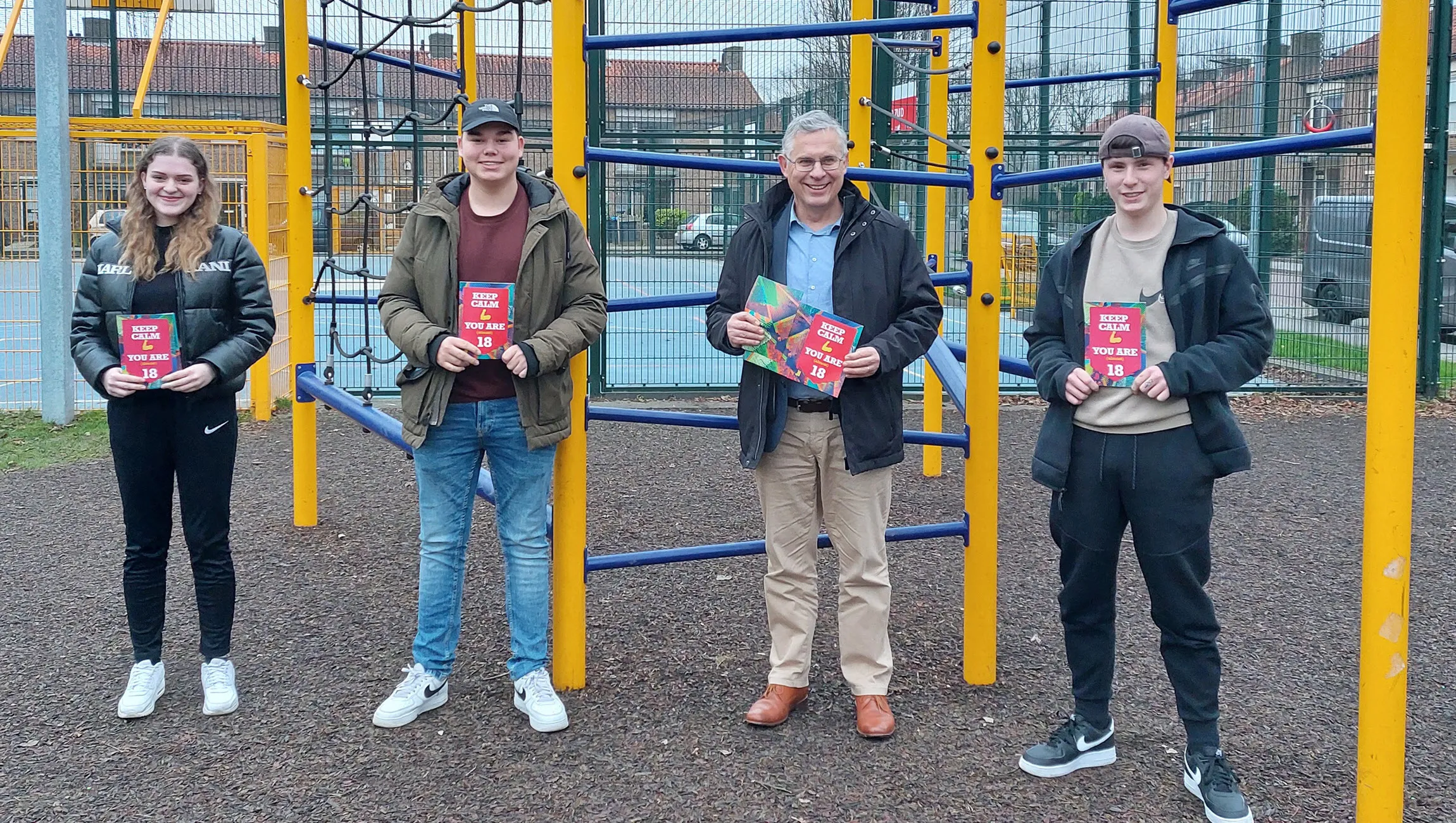 marc budel reikt eerste informatiepakket uit aan jongeren gemeente rheden
