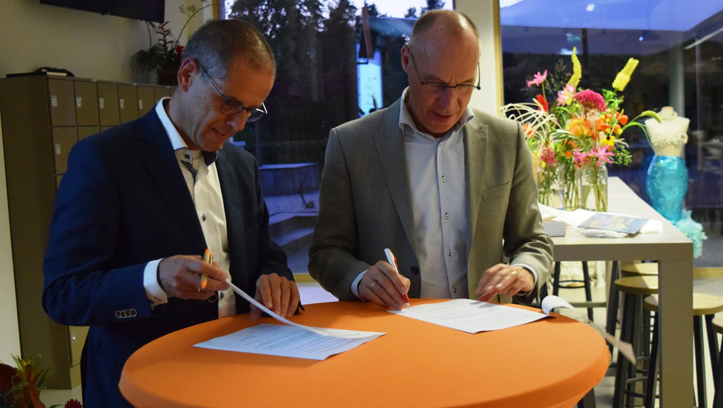 marco maasse en bastiaan pellikaan ondertekenen de samenwerkingsovereenkomst floral education center