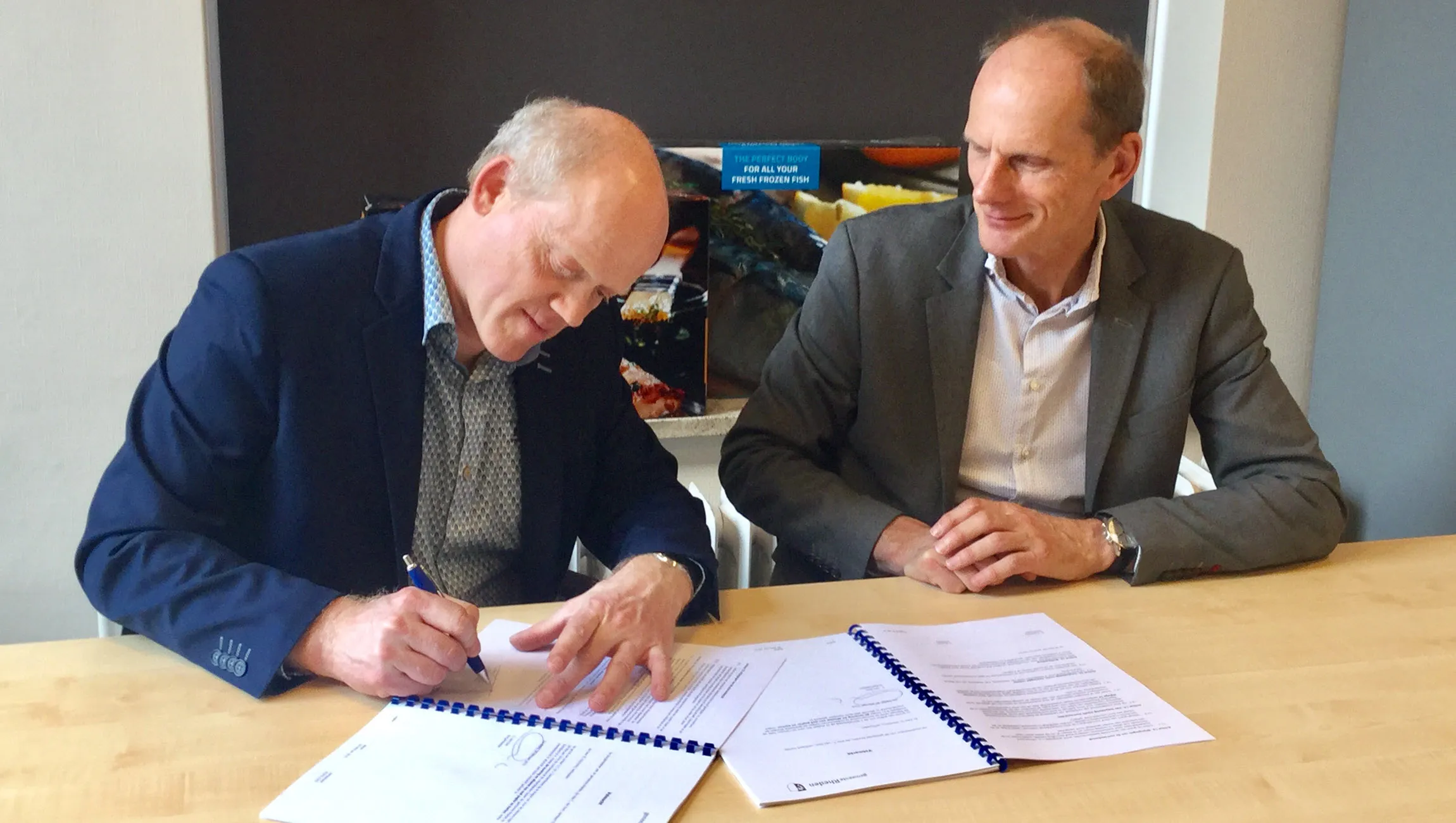 ondertekening contract smart packaging solutions gemeente rheden