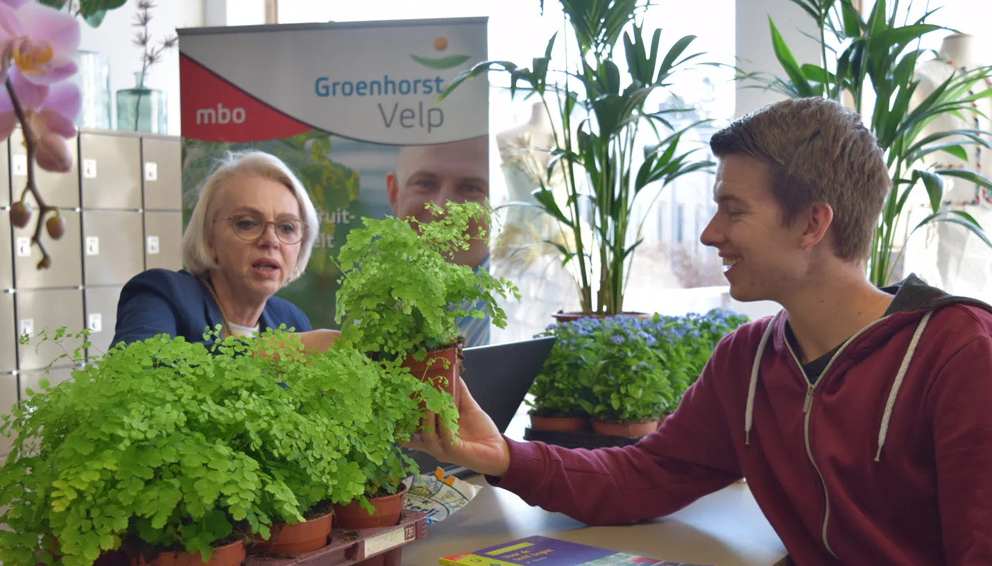 open dag docent geeft informatie over teelt