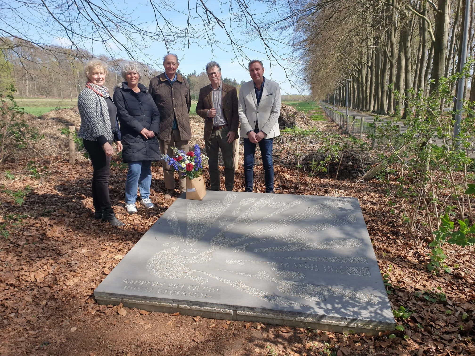 plaatsing gedenkplaat 16 april 2022