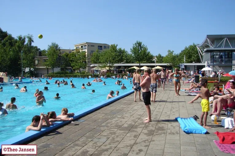 r1pmj2ozp24v5k2icrjzqirev zwembad 001