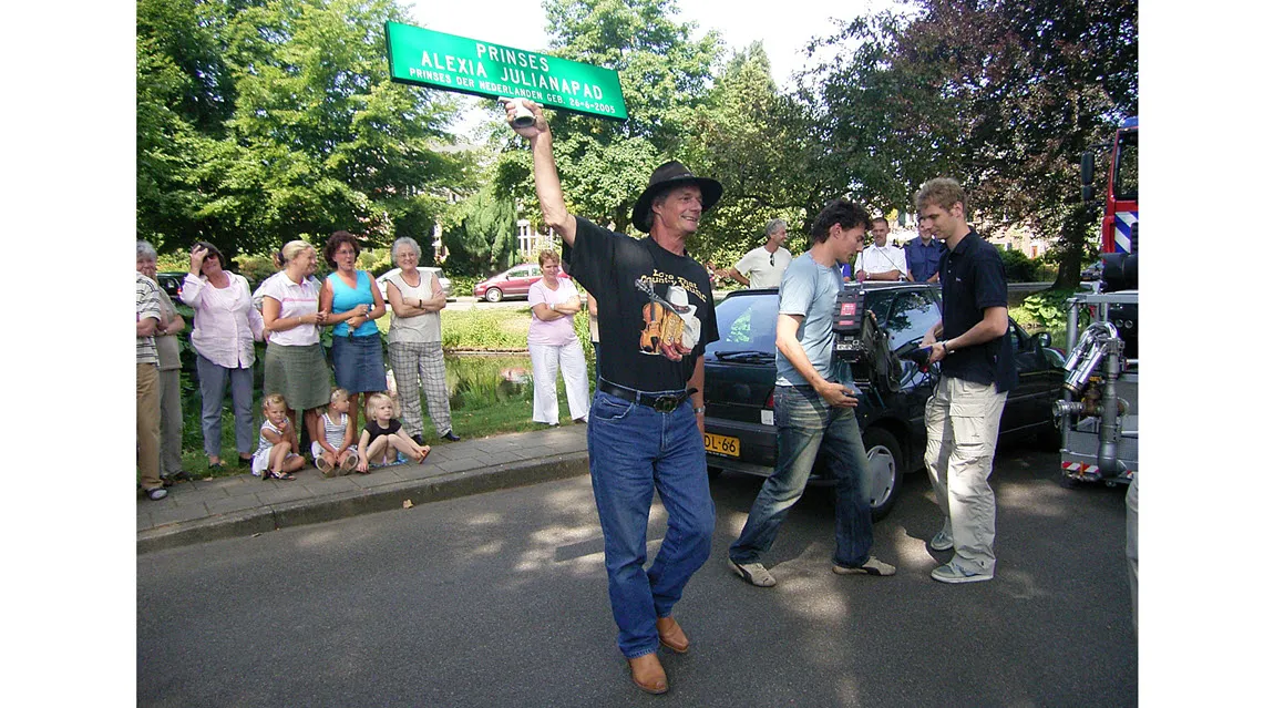 ruud geluk met straatnaambordje in 2005