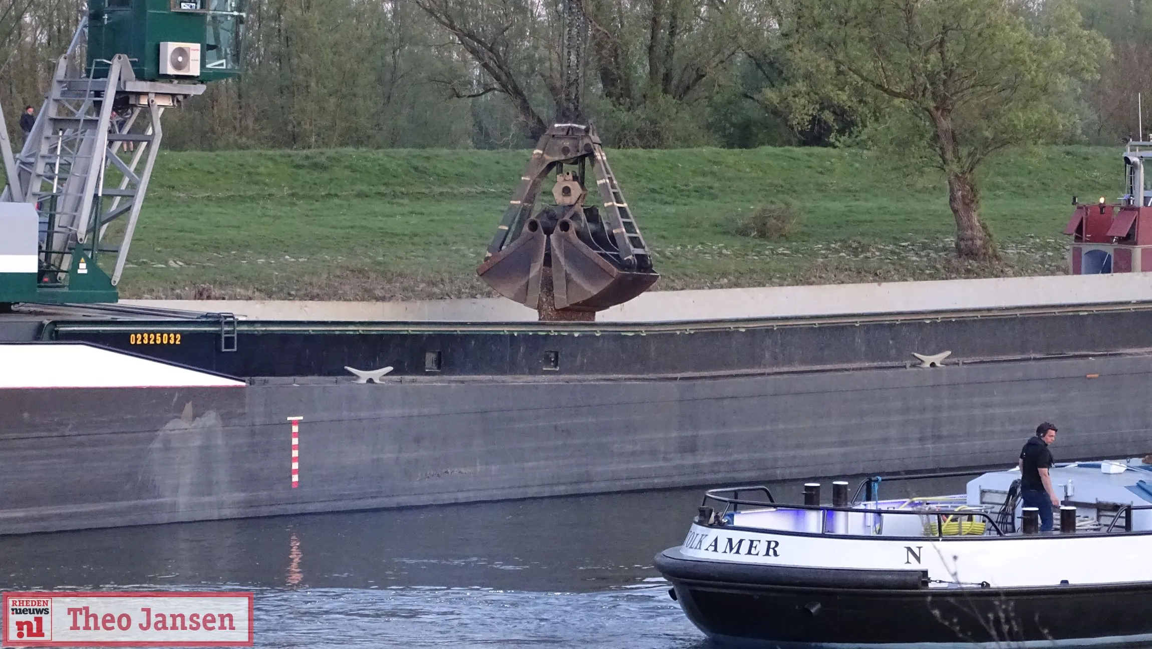 schip vast in ijssel vaarverkeer gestremd 15 04 2020 2 11