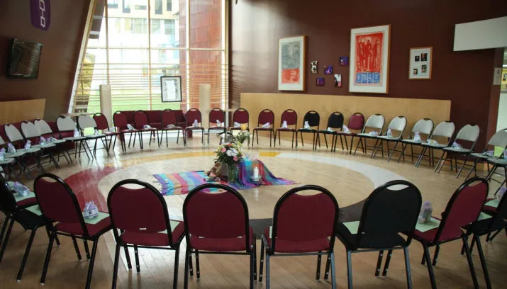 stoelen in een kring