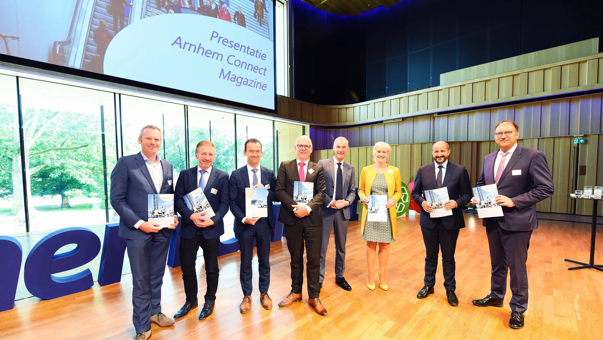 uitreiking arnhem connect magazine aan burgemeesters bas van spankeren