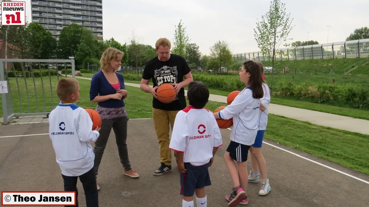 uq6a1v4oxo0eoft7pfhvllcib 2014 04 24 basketbalveld opening 008