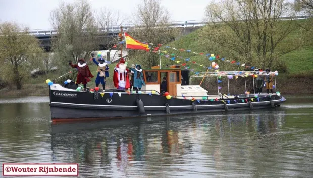 uxs1rtyqv5lq6s58n63r24s8s 131123 intocht sinterklaas de steeg 005