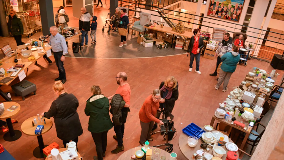 veel blije gezichten op weggeefmarkt rhederhof rheden roxanna van tent 1